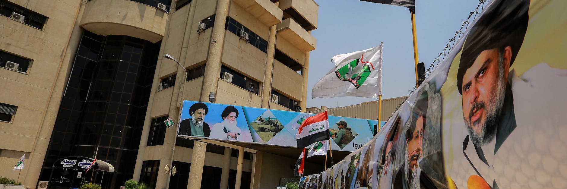 Bilder von schiitischen Klerikern aus dem Irak hängen vor dem Krankenhaus Al-Ataa in Bagdad.