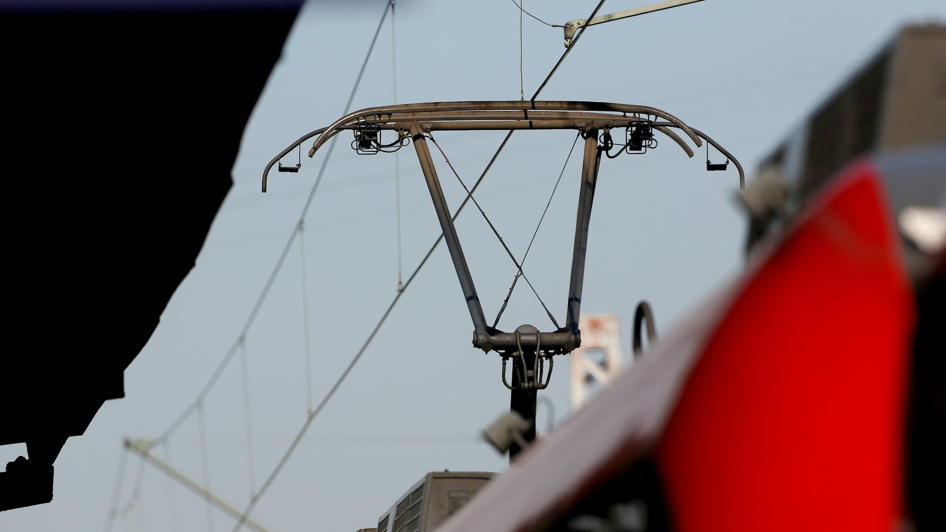 Die schönste E-Lok kann nur fahren, wenn es eine Oberleitung gibt.