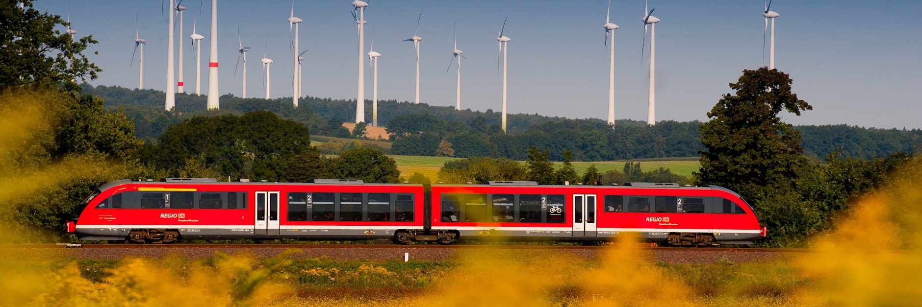 Hinten Ökostrom, vorne Diesel: Ein Zug auf dem Weg von Dresden nach Breslau. Speziell grenzüberschreitende Strecken nach Polen und Tschechien sind kaum elektrifiziert.