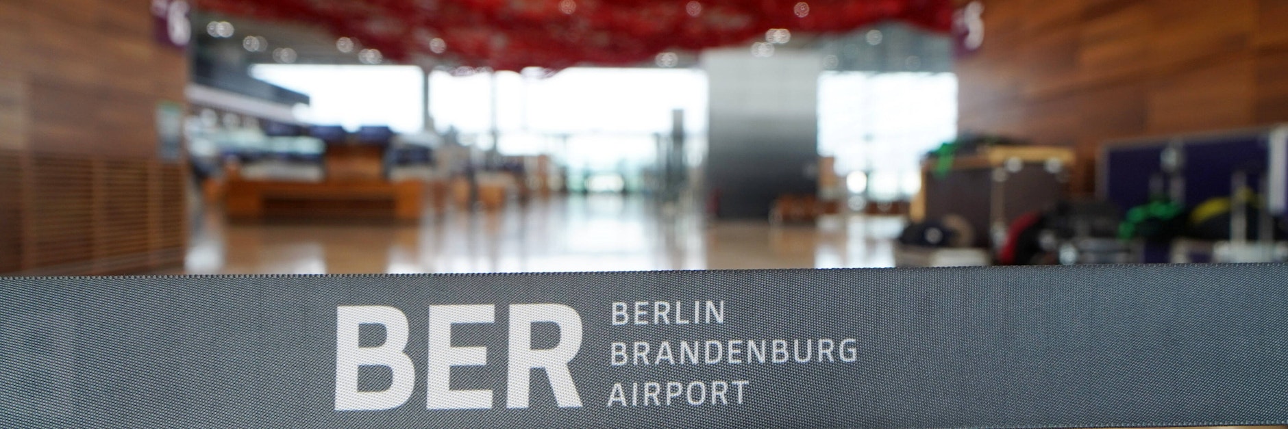 Blick in die Abflughalle des neuen Flughafens Berlin-Brandenburg Willy-Brandt.