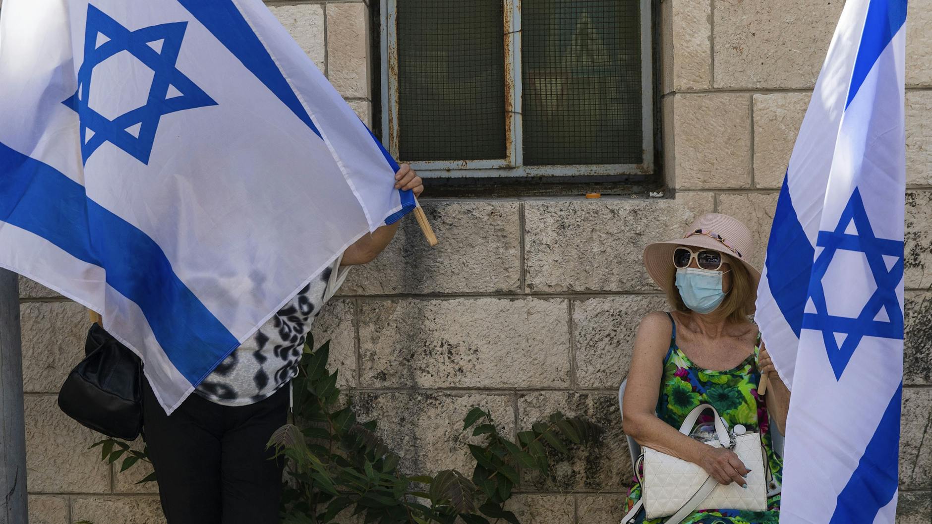 <br> Anhänger von Ministerpräsident Benjamin Netanjahu vor dem Bezirksgericht in Jerusalem.