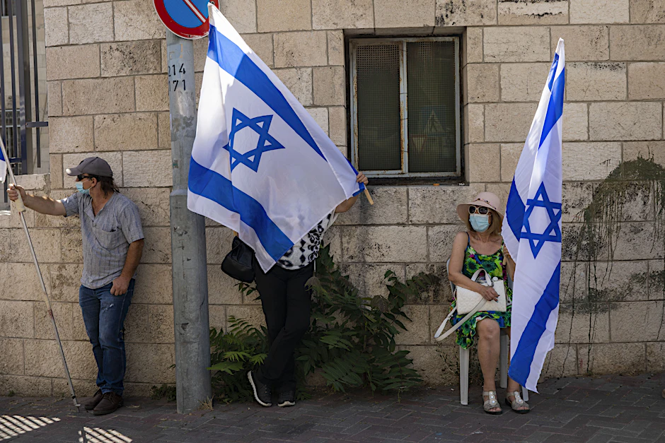 <br> Anhänger von Ministerpräsident Benjamin Netanjahu&nbsp; vor dem Bezirksgericht in Jerusalem.