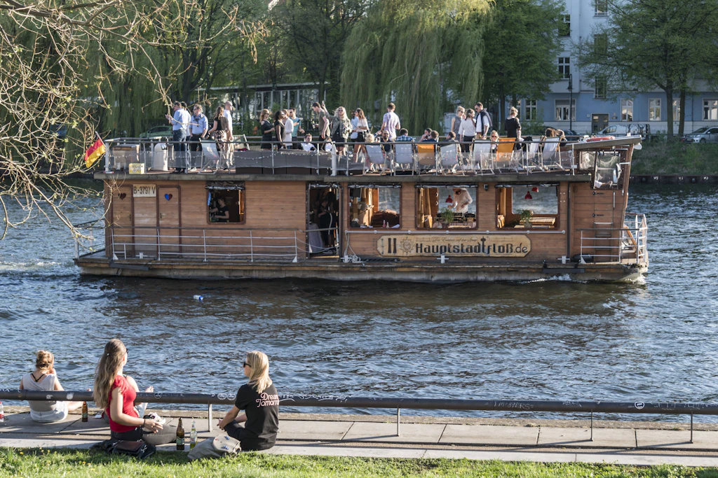 Im Sommer sind seltsame Vehikel auf den Berliner Gewässern unterwegs