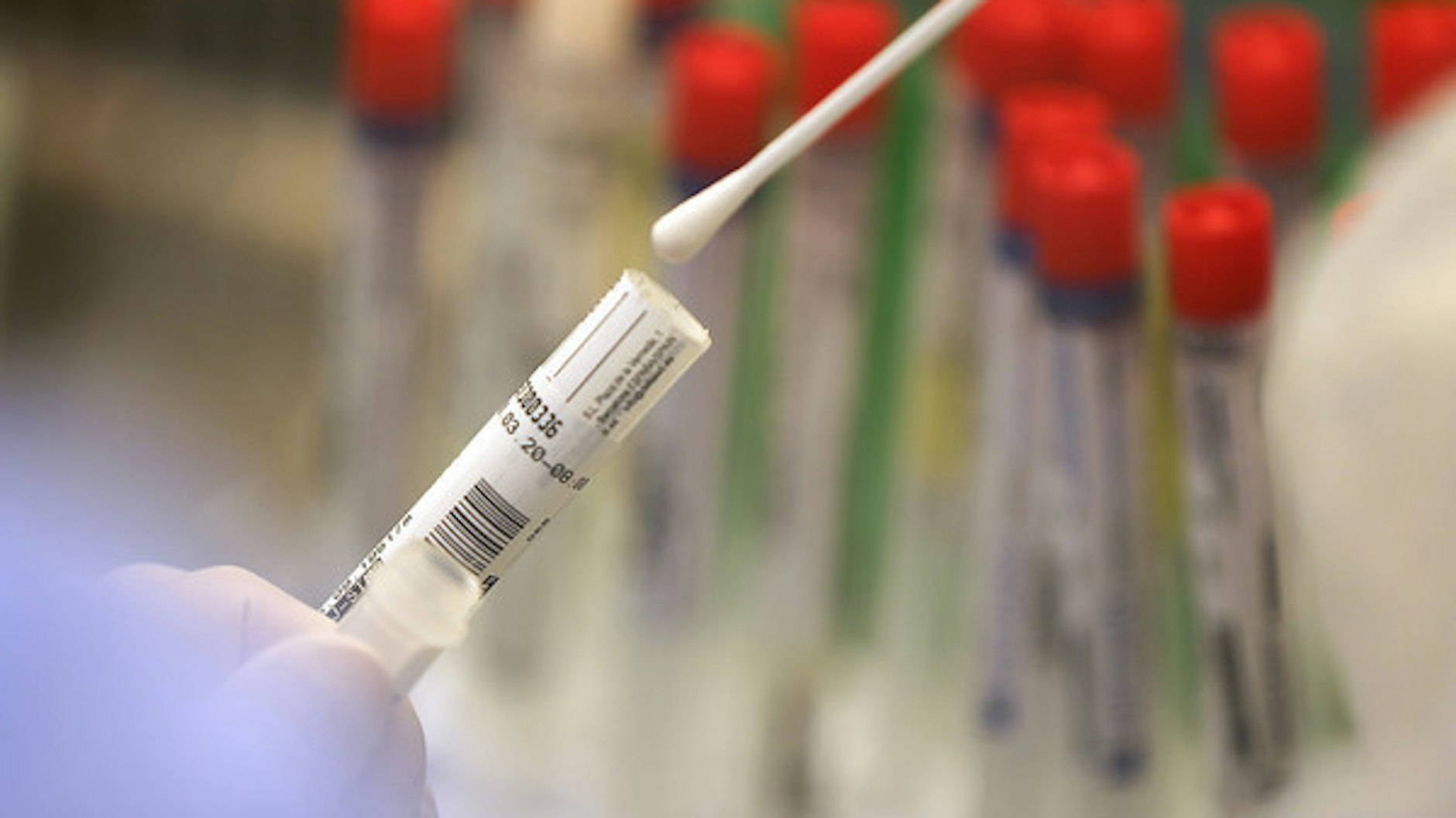 Im Labor werden zum Nachweis einer Infektion Abstriche aus dem Nasen-Rachen-Raum auf das Sars-CoV-2-Virus getestet.