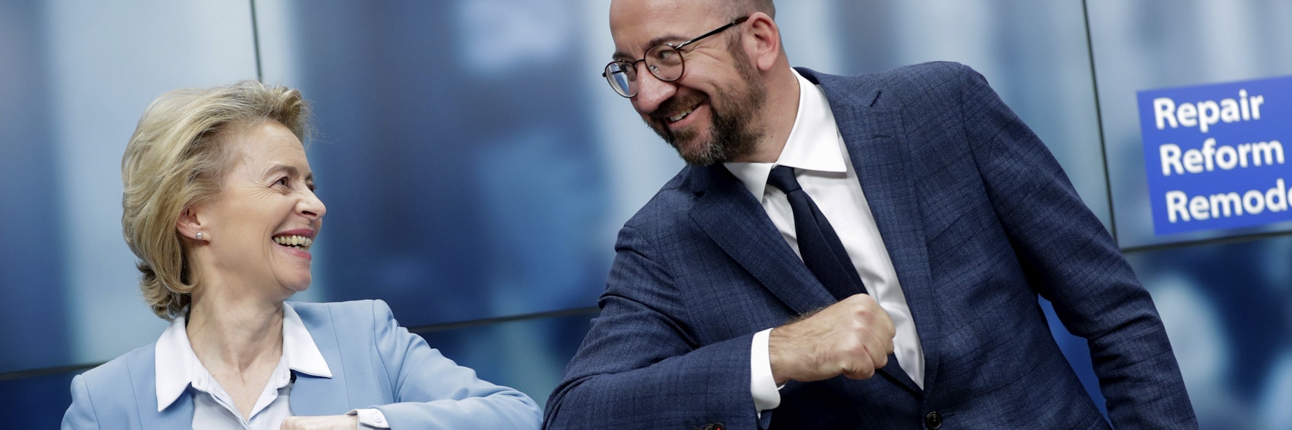 Knuff! EU-Kommissionschefin Ursula von der Leyen, die zuerst die Summe von 750 Milliarden Euro Corona-Hilfe genannt hatte, und EU-Ratspräsident Charles Michel sind erleichtert über den Finanzkompromiss.