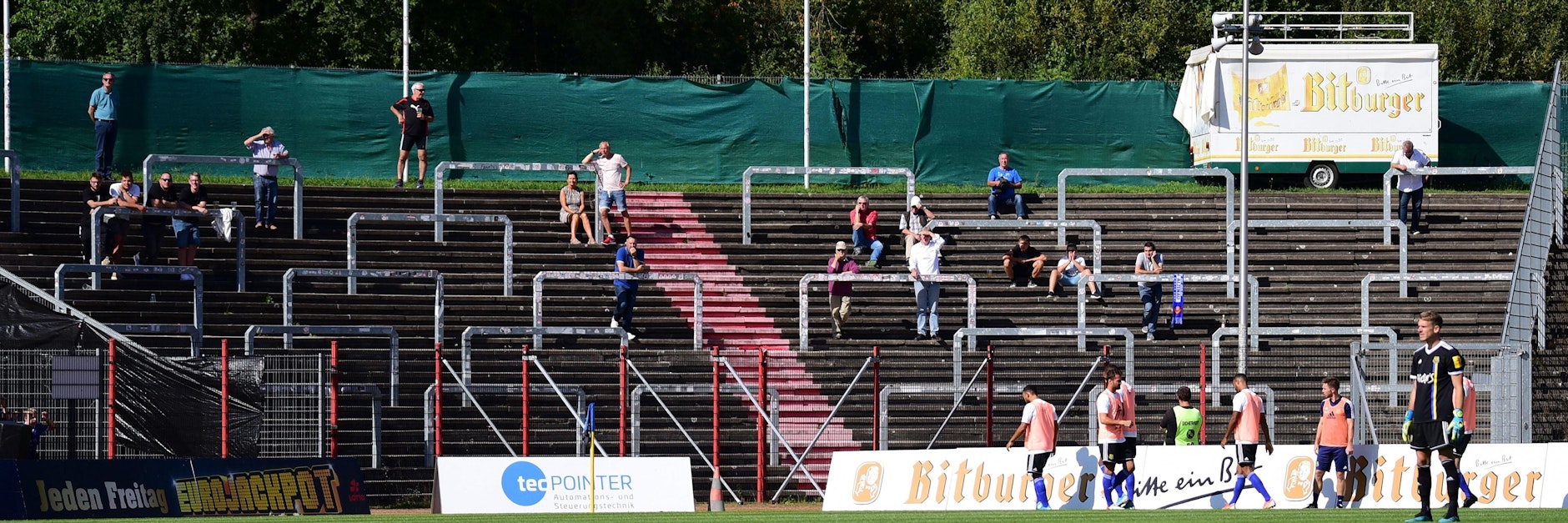 So könnte es in vielen Sportstätten in diesem Jahr aussehen: Mit Abstand und ohne Stimmung sollen bald wieder Zuschauer dabei sein. 