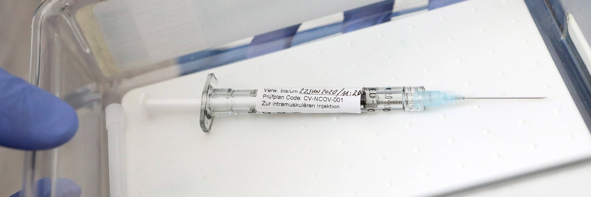 Eine Spritze mit Impfstoff.