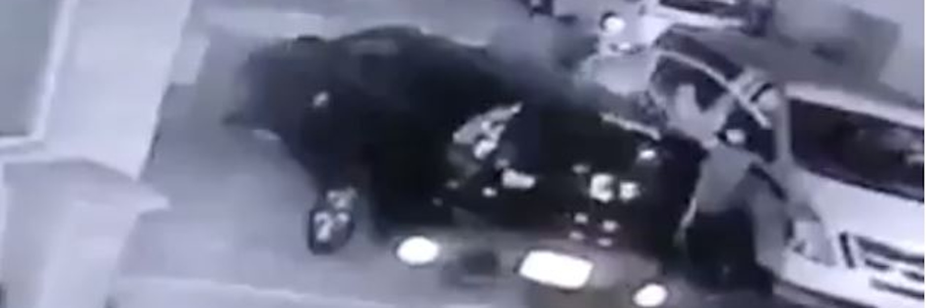 Die Aufnahmen aus einer Überwachungskamera zeigen laut irakischen Journalisten die Entführung von Hella Mewis in Bagdad.