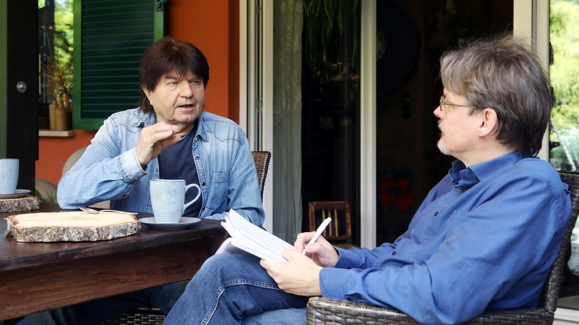 Haben sich auf ein Käffchen getroffen: Uwe Jensen und KURIER-Reporter Norbert Koch-Klaucke.