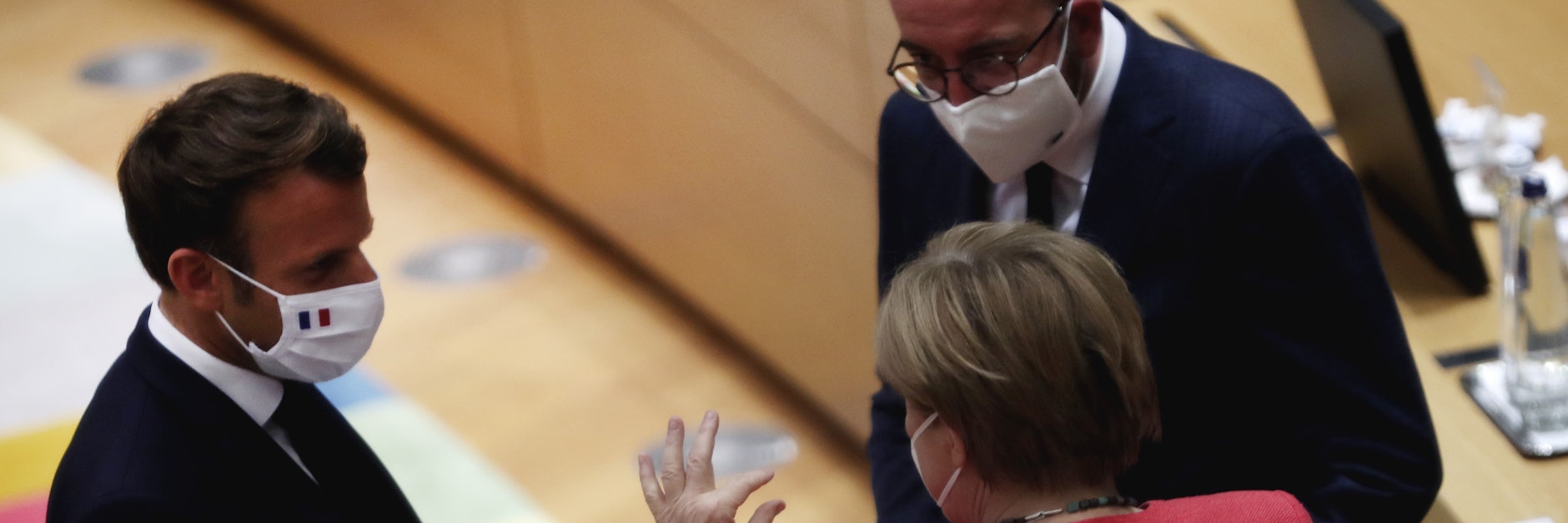 Bundeskanzlerin Angela Merkel (CDU,r) spricht mit Emmanuel Macron (l), Präsident von Frankreich,  und Charles Michel, Präsident des Europäischen Rats, vor einem Treffen am runden Tisch im Rahmen des EU-Gipfels.&nbsp;