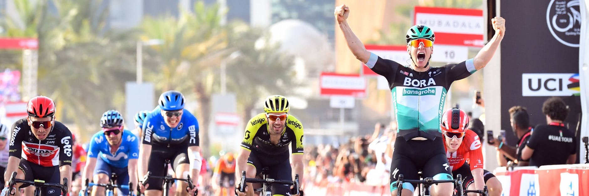 Sprinter Pascal Ackermann (2. v. r.) siegte im Februar beim Dubai-Rennen. Jetzt will er nach der Corona-Pause wieder jubeln.