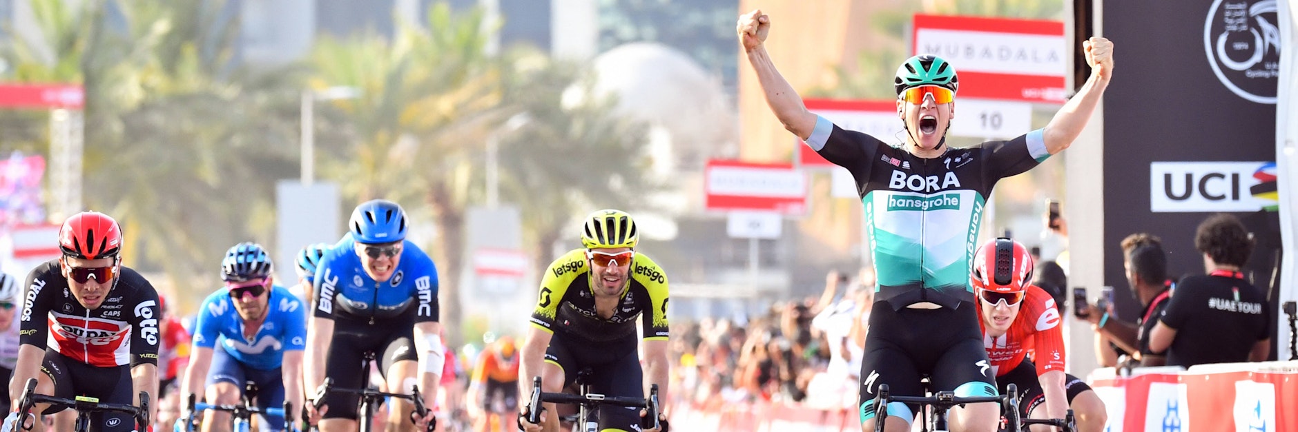 Sprinter Pascal Ackermann (2. v. r.) siegte im Februar beim Dubai-Rennen. Jetzt will er nach der Corona-Pause wieder jubeln.