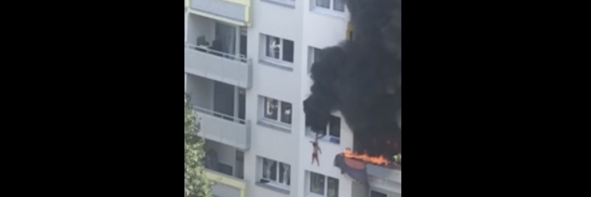 Mit einem gewagten Sprung retteten sich die Kinder vor den Flammen.