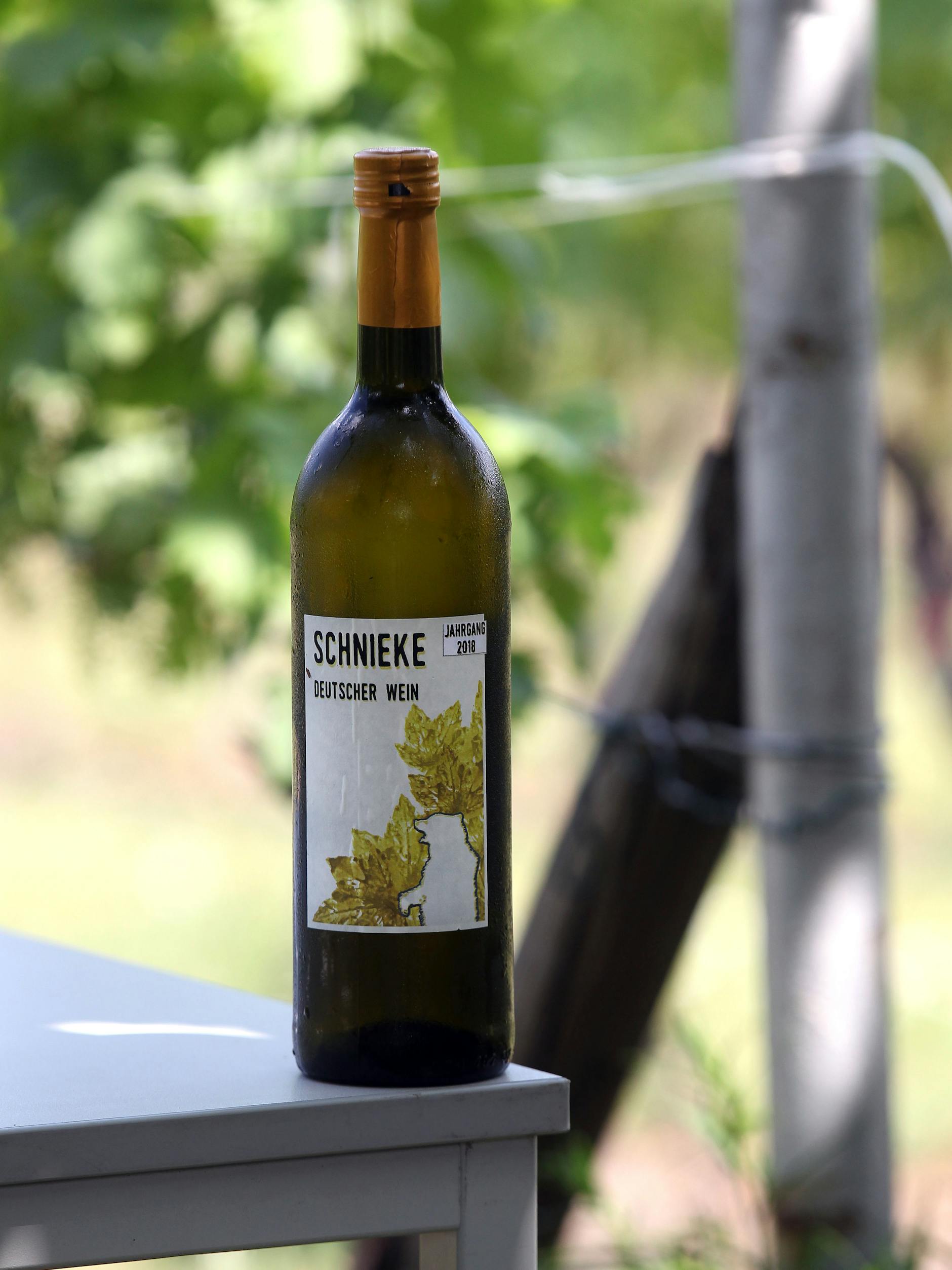 Der Weißwein „Schnieke“ ist nur einer von drei Tropfen aus Britz.