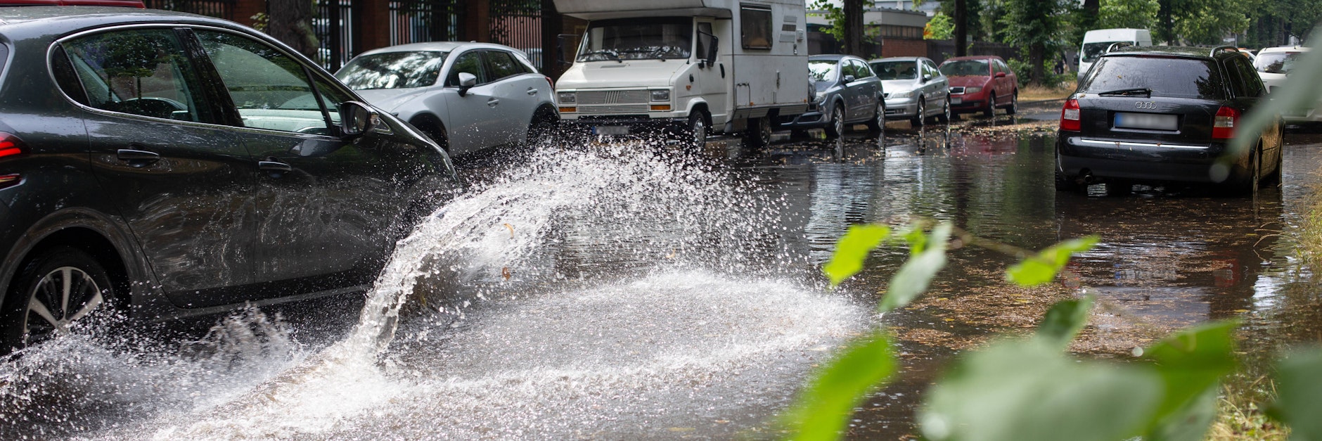 Die Fahrbahn ist nach Regenschauer überflutet.
