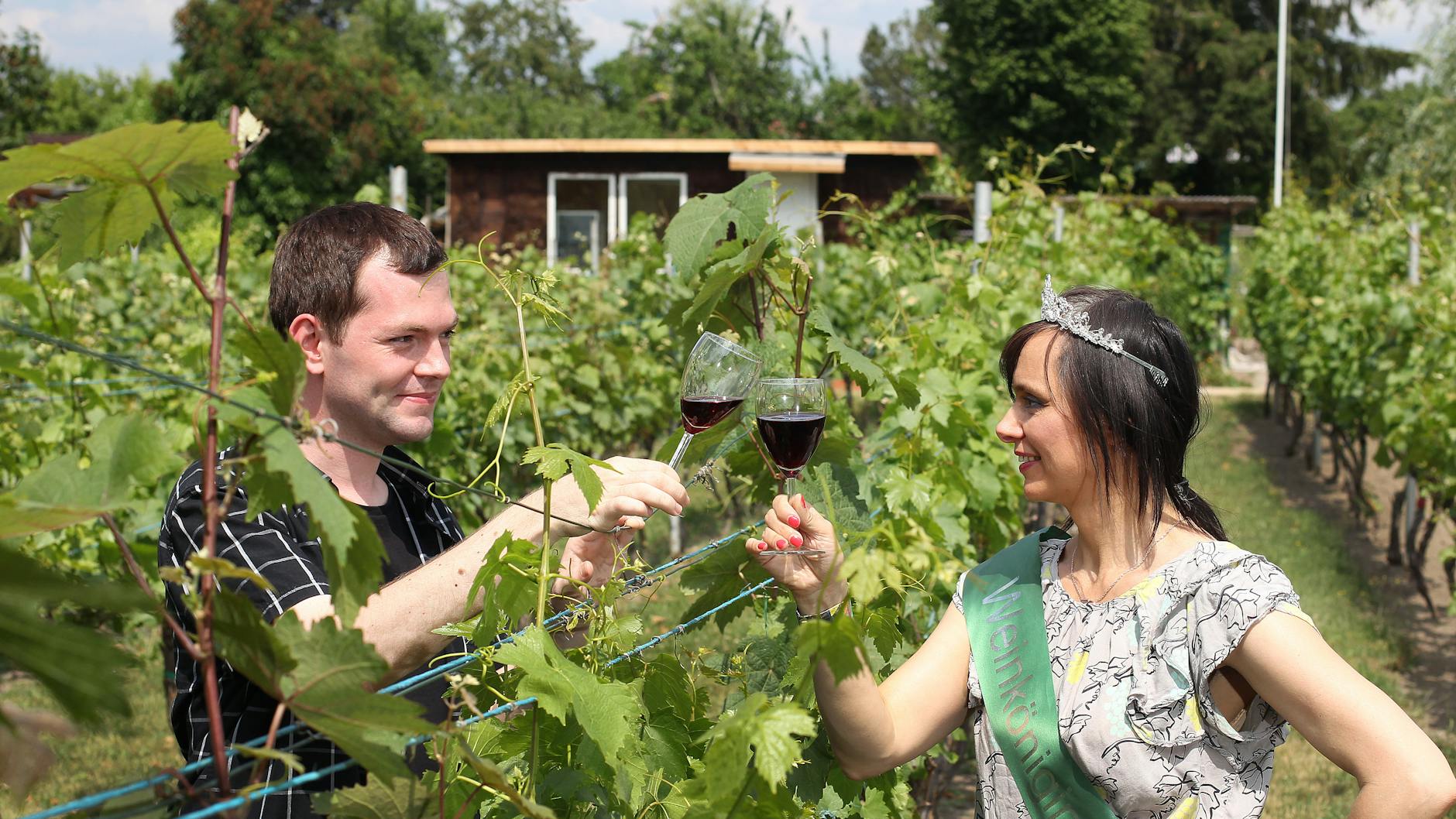 Prost, Eure Majestät! KURIER-Reporter Florian Thalmann mit Königin Daniela.