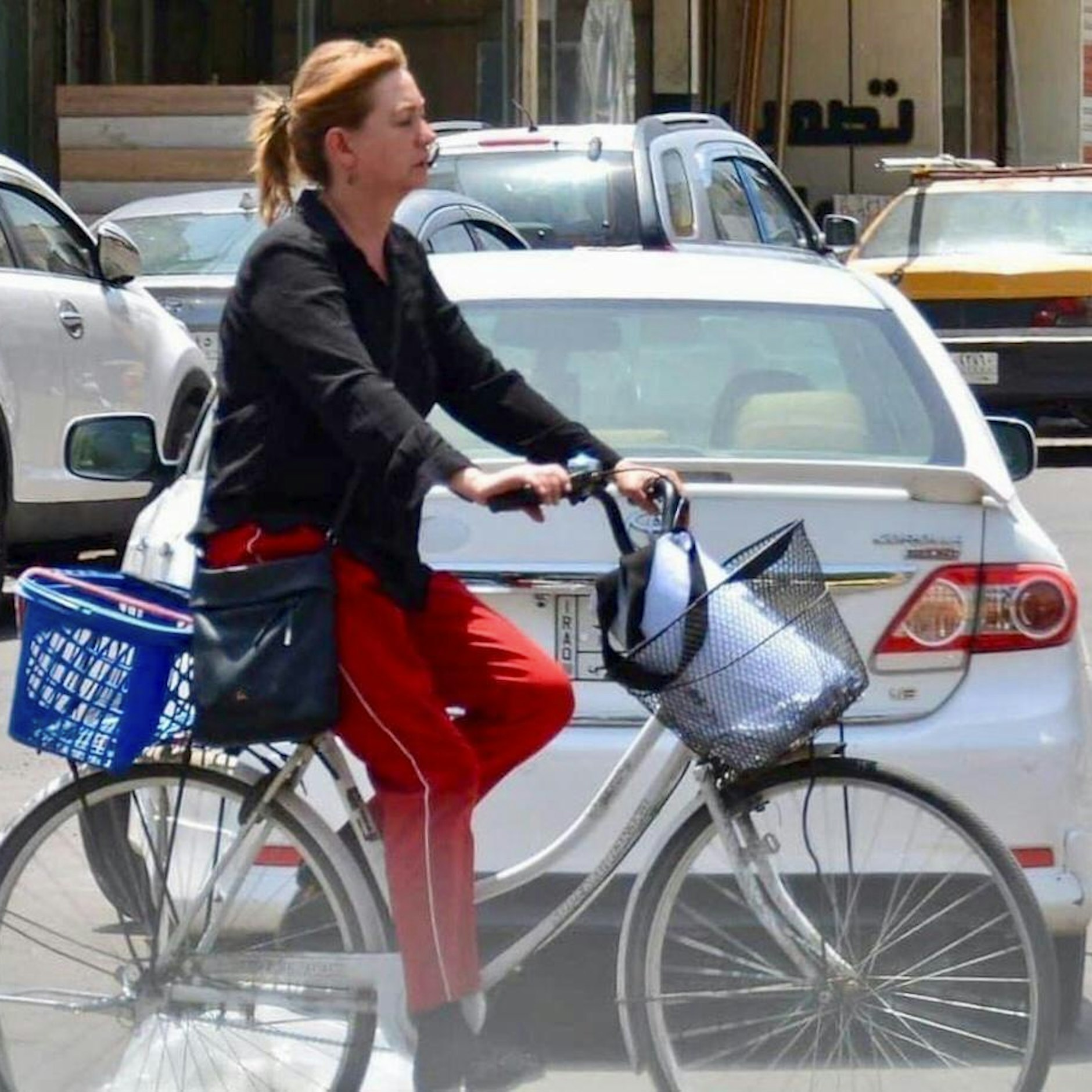 Selbstbewusst und zielsicher: So fuhr Hella Mewis fast täglich mit ihrem Fahrrad durch Bagdad. Dabei trug sie fast nie ein Kopftuch. Am Montagabend rissen Unbekannte sie vom Rad und verschleppten sie.&nbsp;