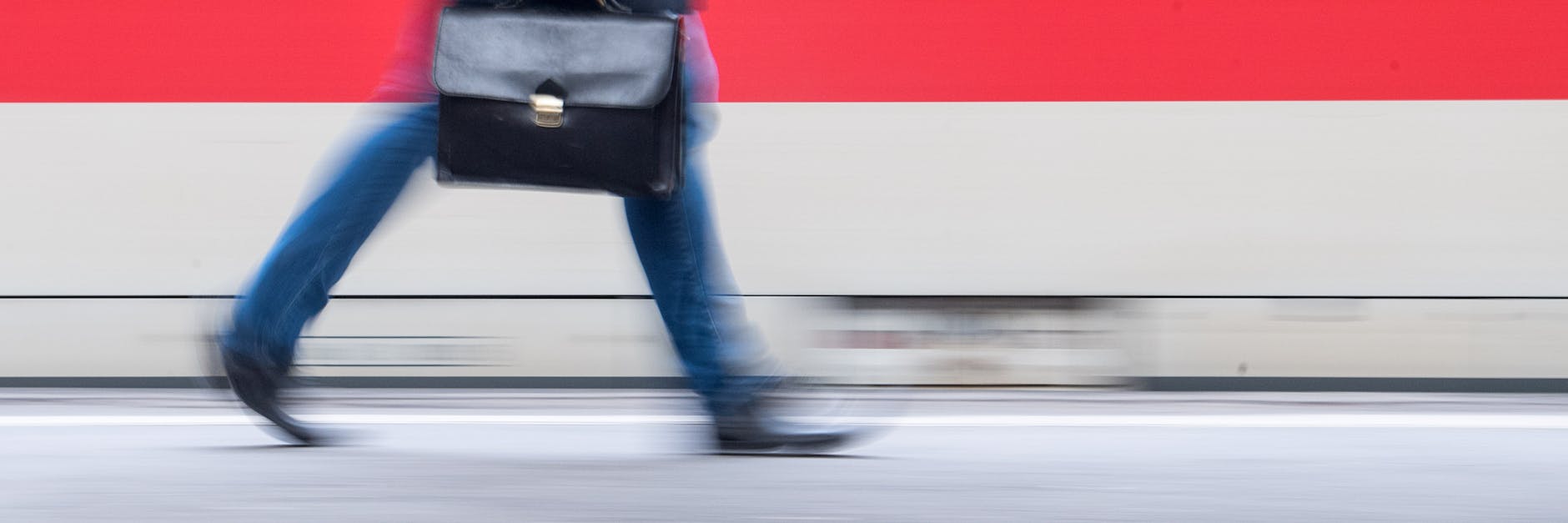Auf dem Weg zum Jobcenter? Aktuell sind in Deutschland 2,85 Millionen Menschen ohne Job, fast 640.000 davon als Folge der Pandemie. (Symbolbild)