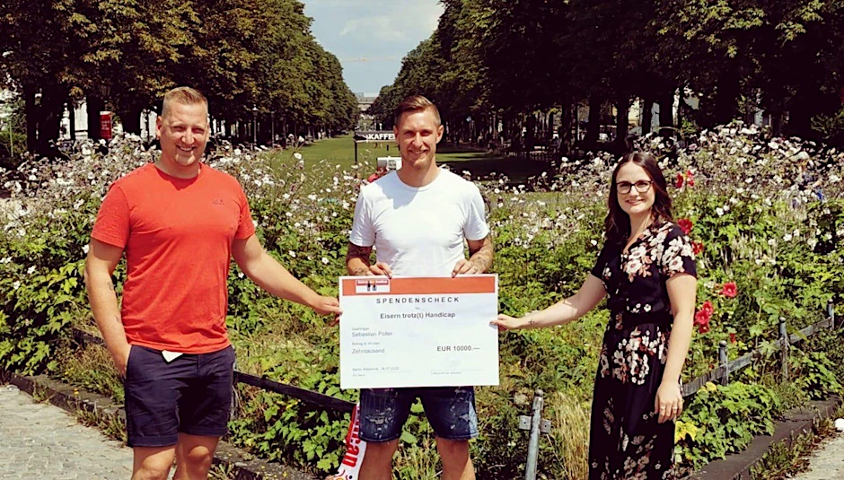 Filip Schnuppe und Lini Schreiter freuen sich über Sebastian Polters Spende in Höhe von 10.000 Euro.
