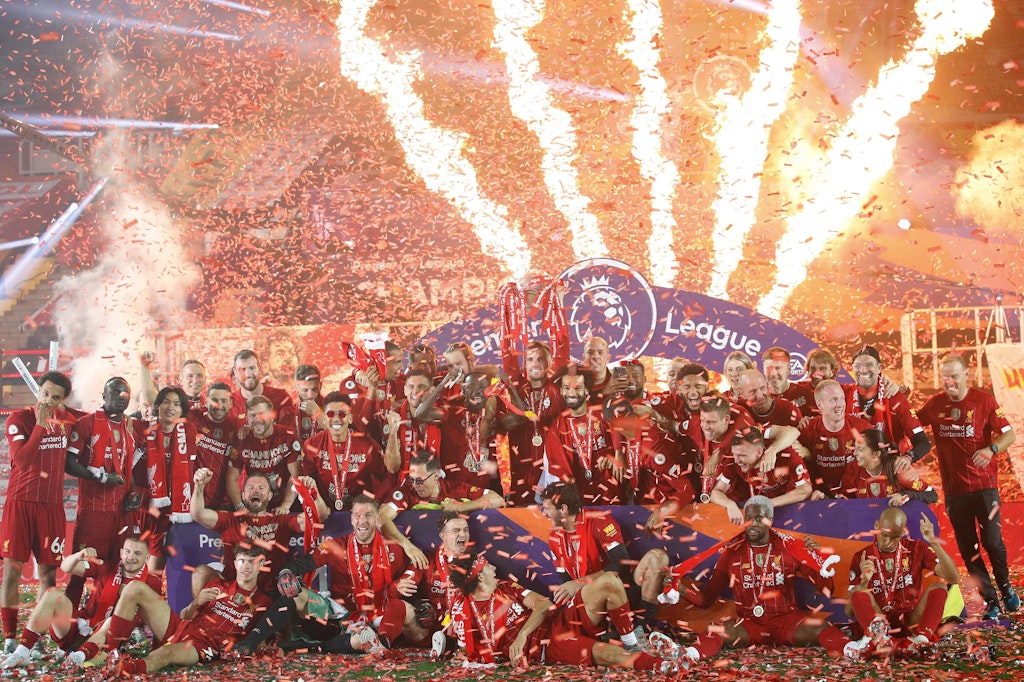 Liverpool und Jürgen Klopp feiern mit Feuerwerk und Flaschenbier