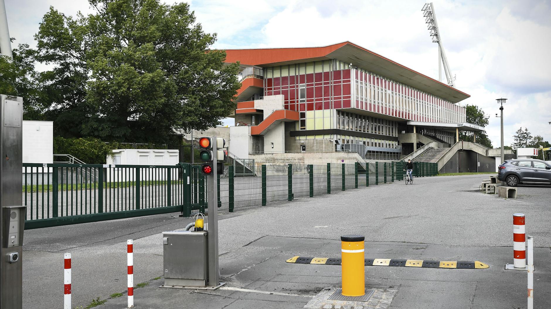 Blick auf die 1987 fertiggestellte Haupttribüne des Jahnstadions. Es ist ein Zeugnis, wie sich die DDR-Staatsmacht im Jahn-Sportpark präsentierte, und sollte daher erhalten bleiben.