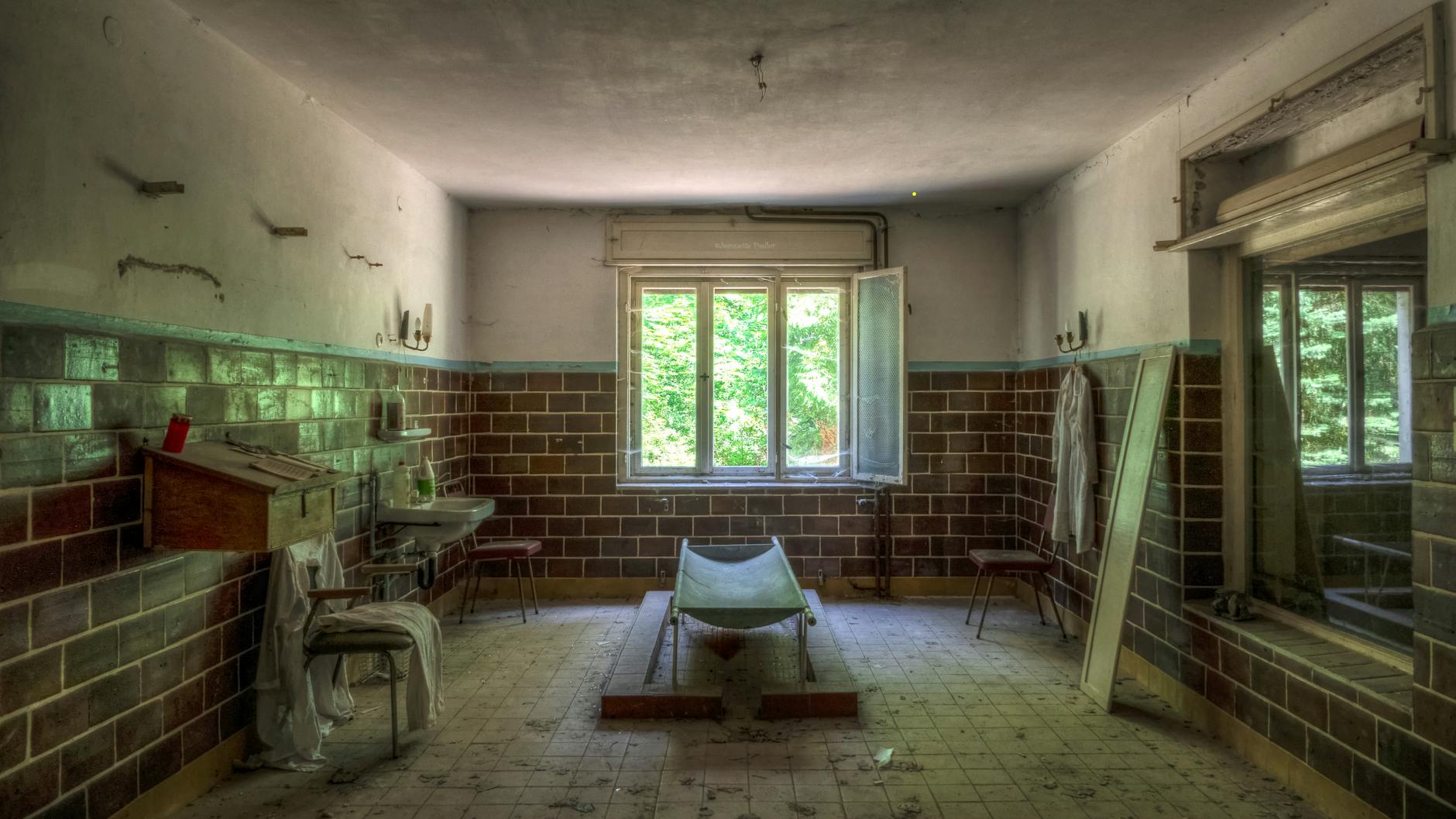 Eine Leichenaufbewahrungshalle in Brandenburg, in der Verstorbene gewaschen und angezogen wurden.