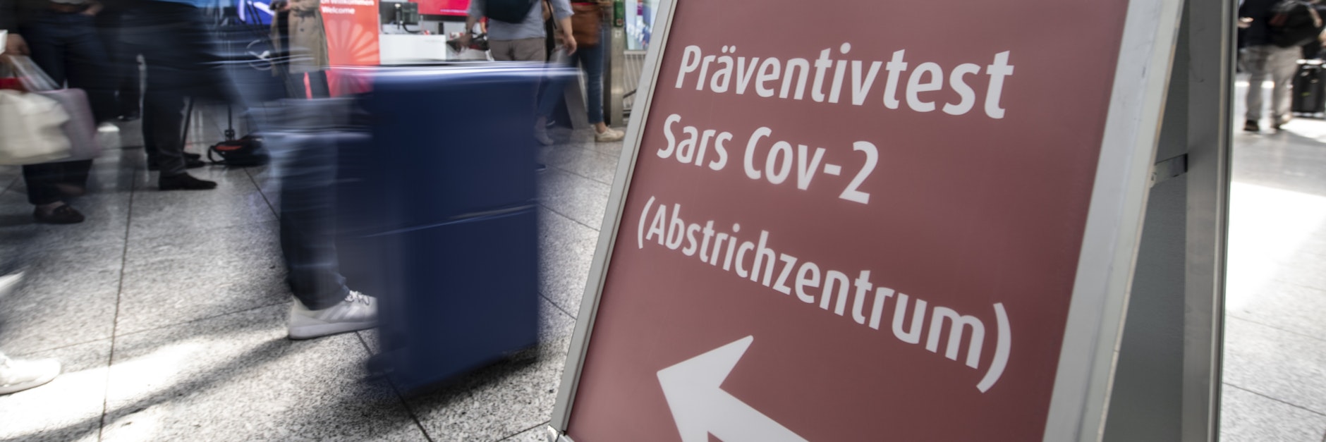 „Es ist nicht sicher, dass auf diese Weise das Zeitfenster der Infektion erfasst wird“, kritisiert der Berliner Amtsarzt Patrick Larscheid die Teststellen an Flughäfen.&nbsp;