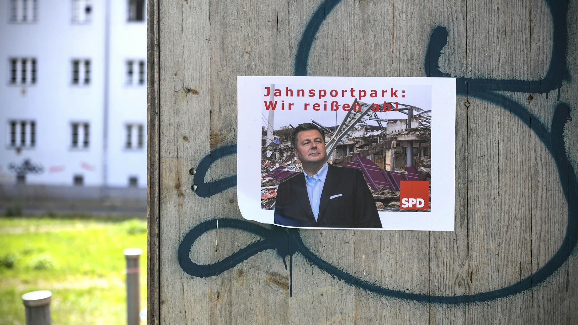 Abriss-Gegner haben diese Foto-Montage, die Senator Andreas Geisel zeigt, an einen Bauzaun vor dem Jahn-Sportpark geklebt.