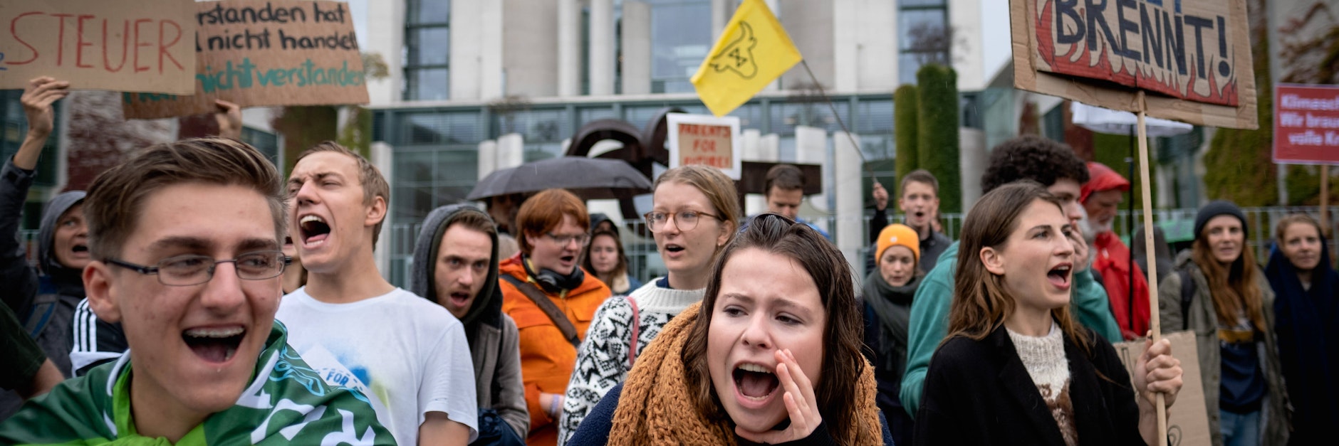 Mehrere Hundert Schüler und Studierende bei einer Protestkundgebung vor dem Berliner Kanzleramt.