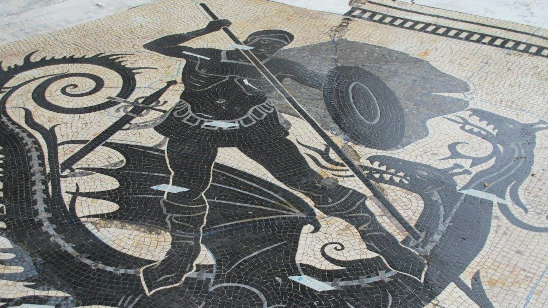 Ausschnitt aus dem erhaltenen Bodenmosaik vom Sockel des früheren Kaiser-Wilhelm-Nationaldenkmals. Das Mosaik wurde ausgebaut und lagert außerhalb Berlins.