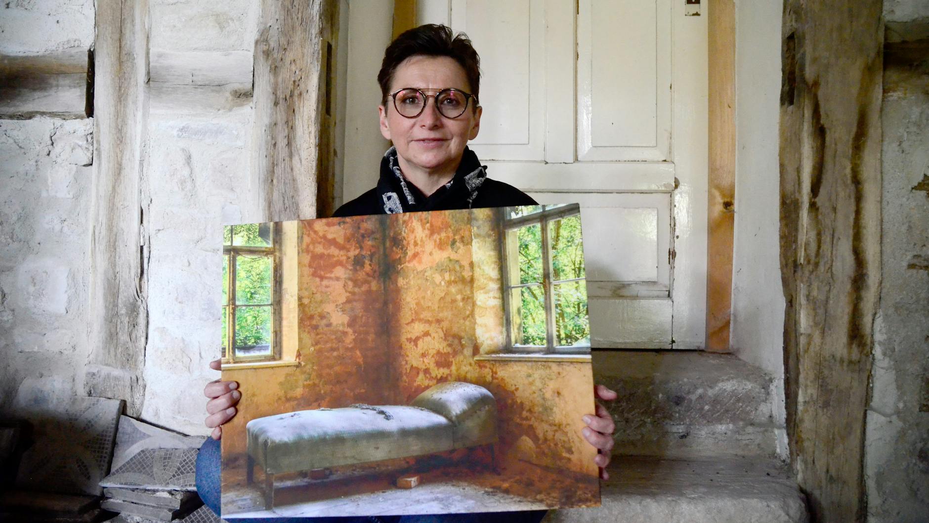 Die Fotografin Jeannette Fiedler zeigt eines ihrer Fotos. Die 49-Jährige aus der Nähe von Kronach reist seit rund fünf Jahren regelmäßig an verlassene Orte und fotografiert sogenannte „Lost Places“.
