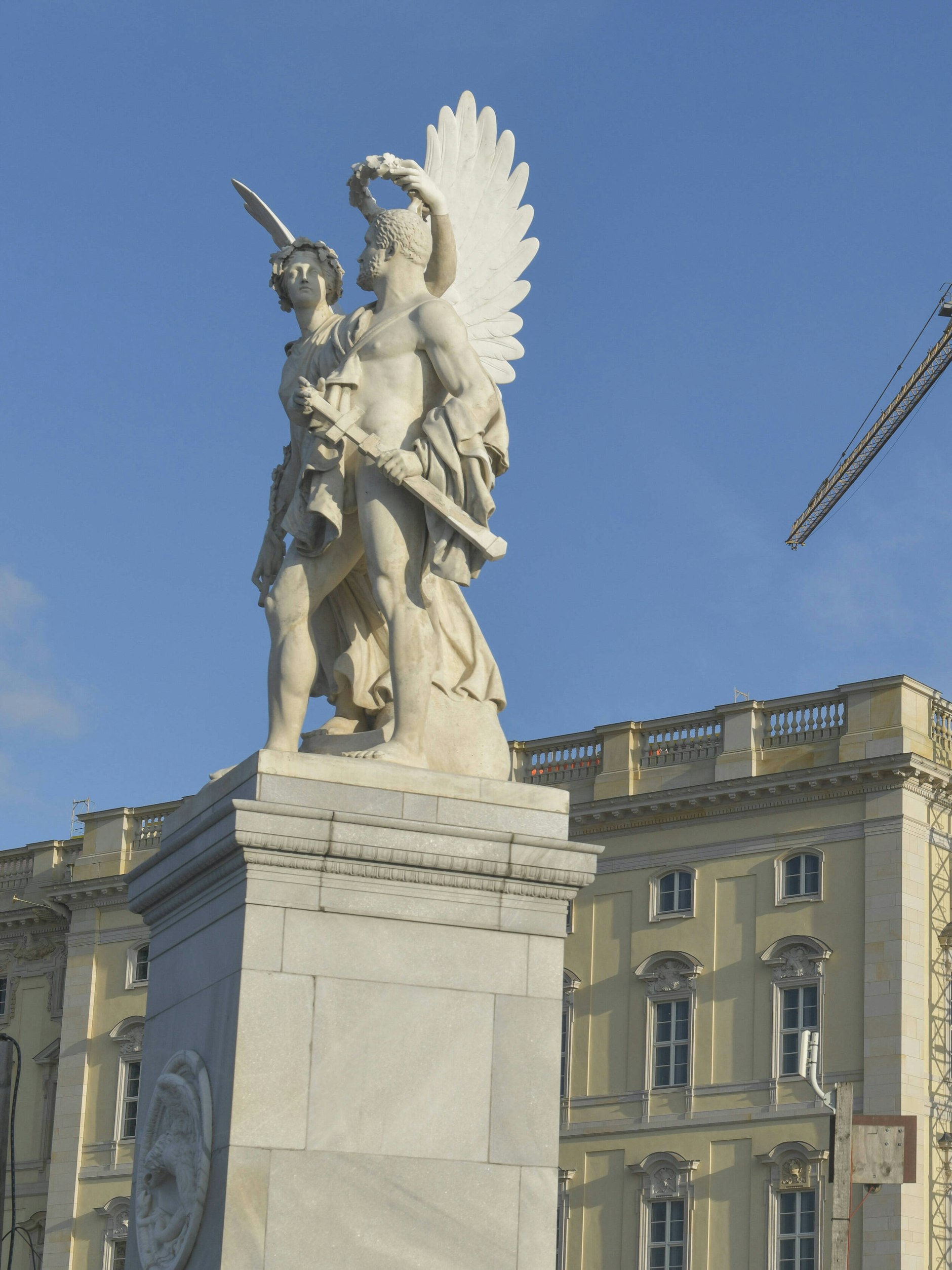 Vor dem Hauptportal der Berliner Schloss-Kopie soll für das geplante Einheitsdenkmal historische Echtsubstanz demoliert werden. Die Arbeiten haben bereits begonnen.