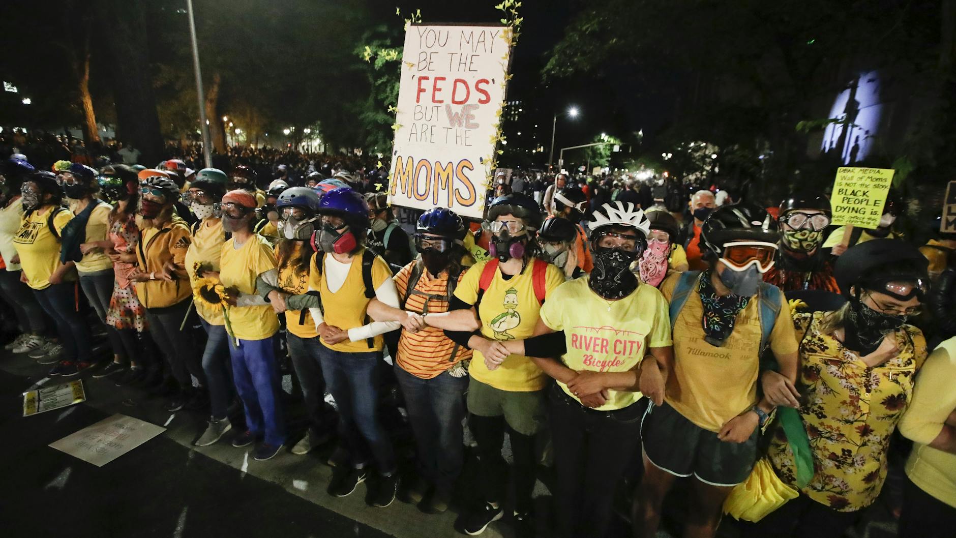 Die Mütter wollen die Gewalt der "Feds", der Bundespolizisten der Trump-Regierung, nicht dulden und unterstützen die Proteste der Schwarzen.