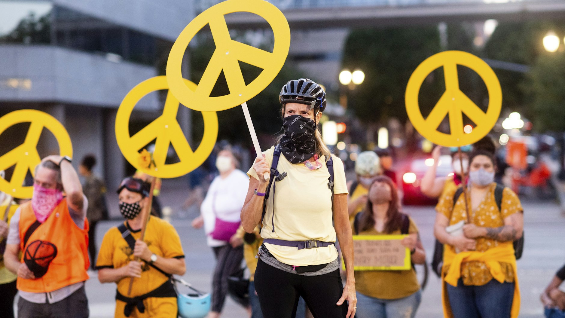 Mütter halten aus Pappe geschnittene Peace-Zeichen in die Höhe. Sie fordern ein Ende der Gewalt auf den Straßen von Portland.