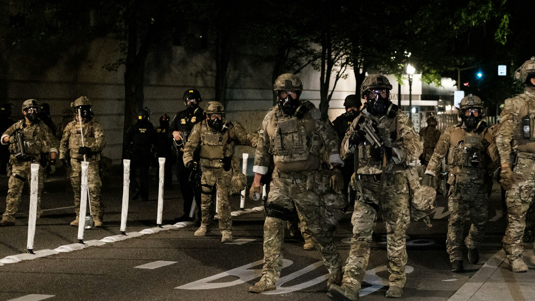 In Kampfmontur ziehen die Bundespolizisten durch die Straßen von Portland, gehen brutal gegen Demonstranten vor.&nbsp;