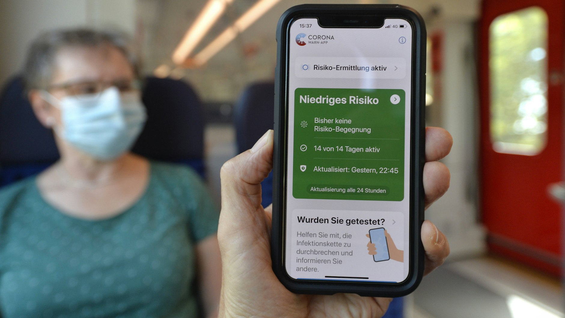 Die App meldet, wenn eine Kontaktperson sich mit dem Coronavirus infiziert hat. So soll sie helfen, Infektionsketten nachzuverfolgen und zu unterbrechen.