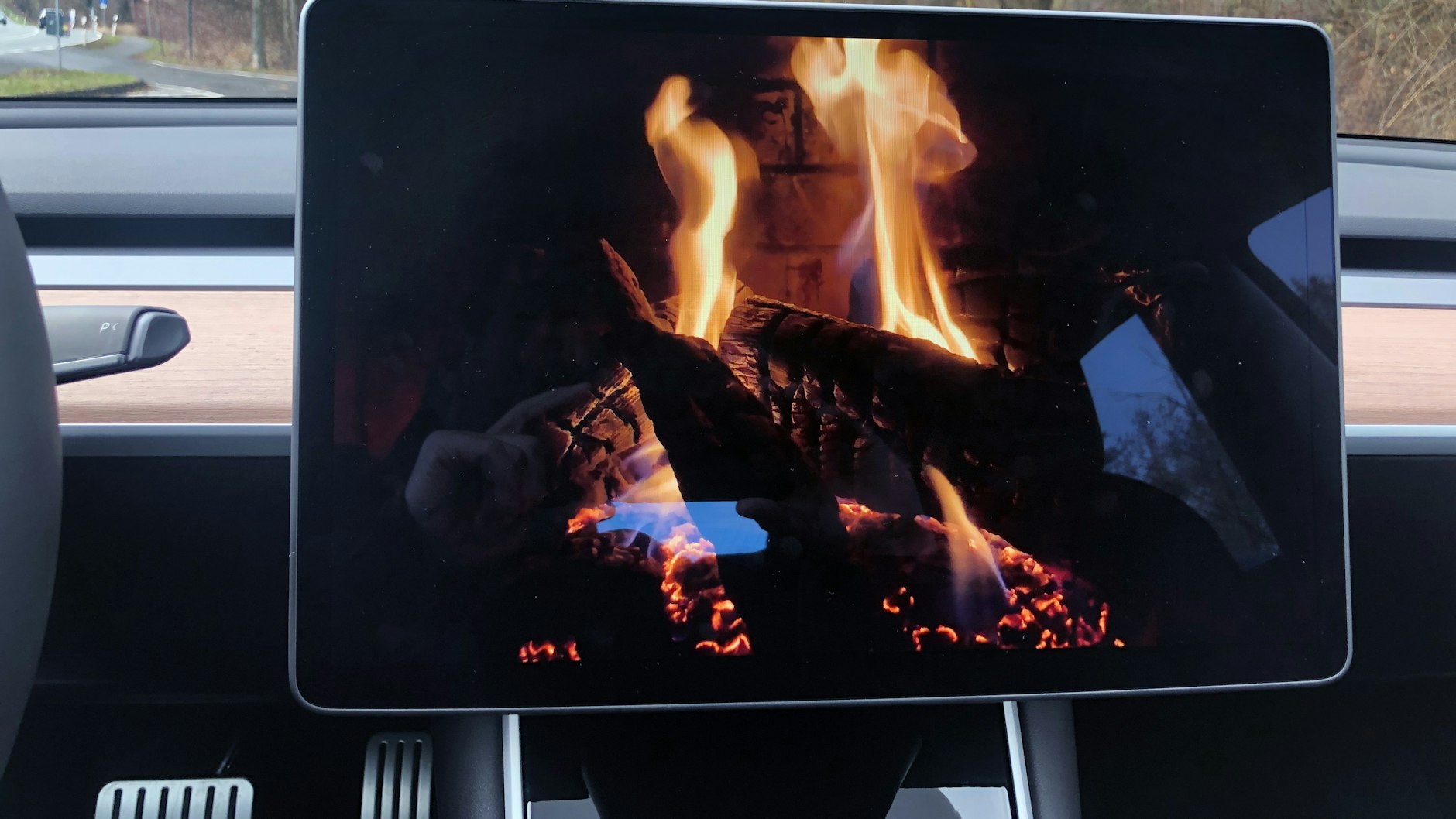 Digitaler Verbrenner im E-Auto: Animiertes Kaminfeuer im Tesla für alle, die es nach Heimeligkeit dürstet.