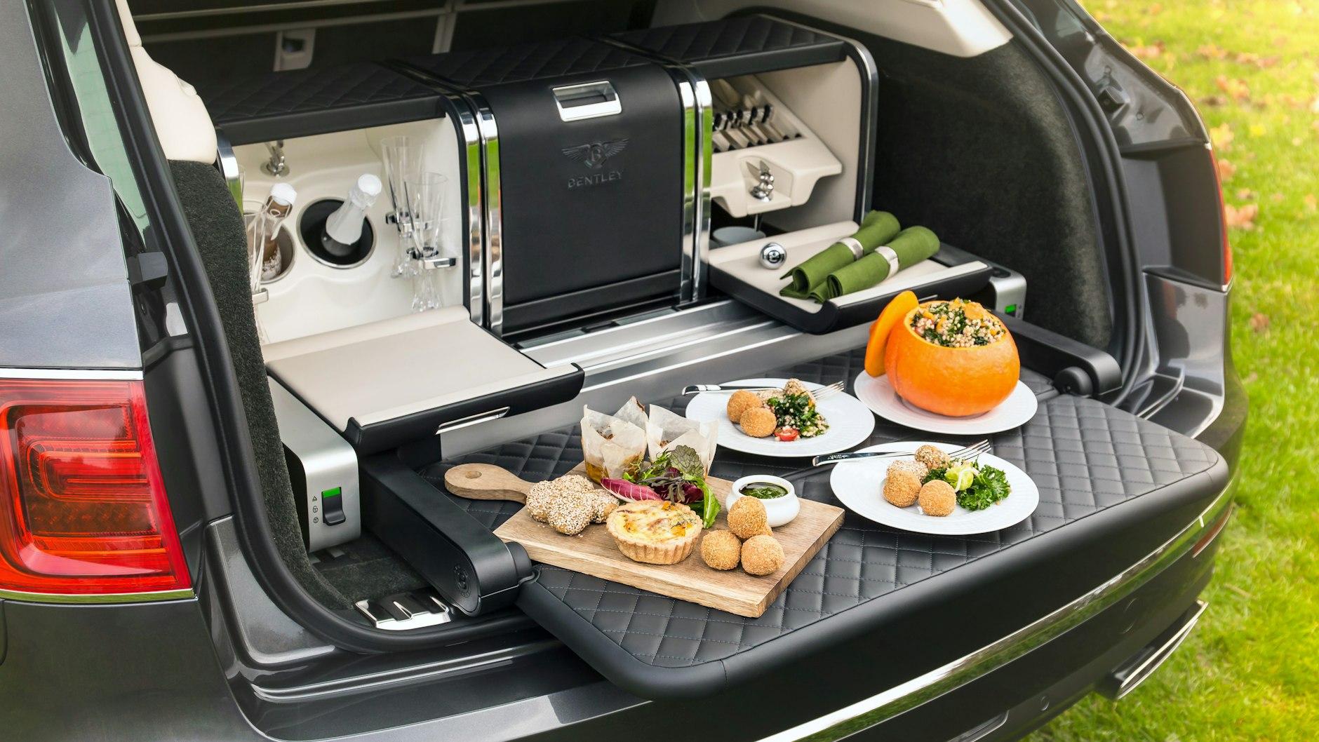 Picknick für Fortgeschrittene: Bentley bietet eine maßgeschneiderte Lösung für Speisen aller Art – Kühlung inbegriffen.