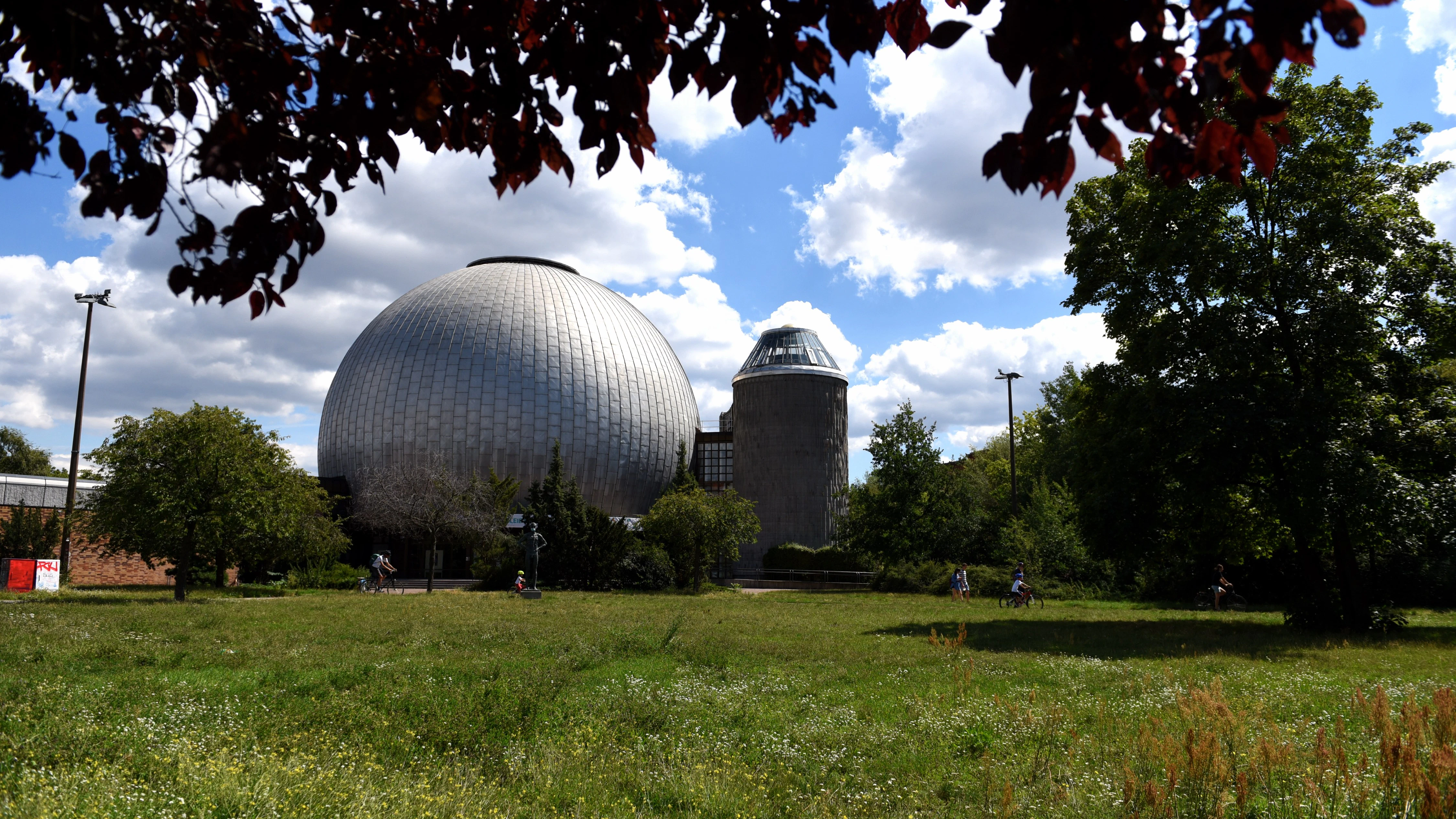 Das Zeiss-Planetarium an der Prenzlauer Allee ist einer der letzten Repräsentationsbauten der DDR. Pankows Bezirksstadtrat Kuhn empfiehlt die Wiese davor als Open-Air-Fläche.&nbsp;<br><br>