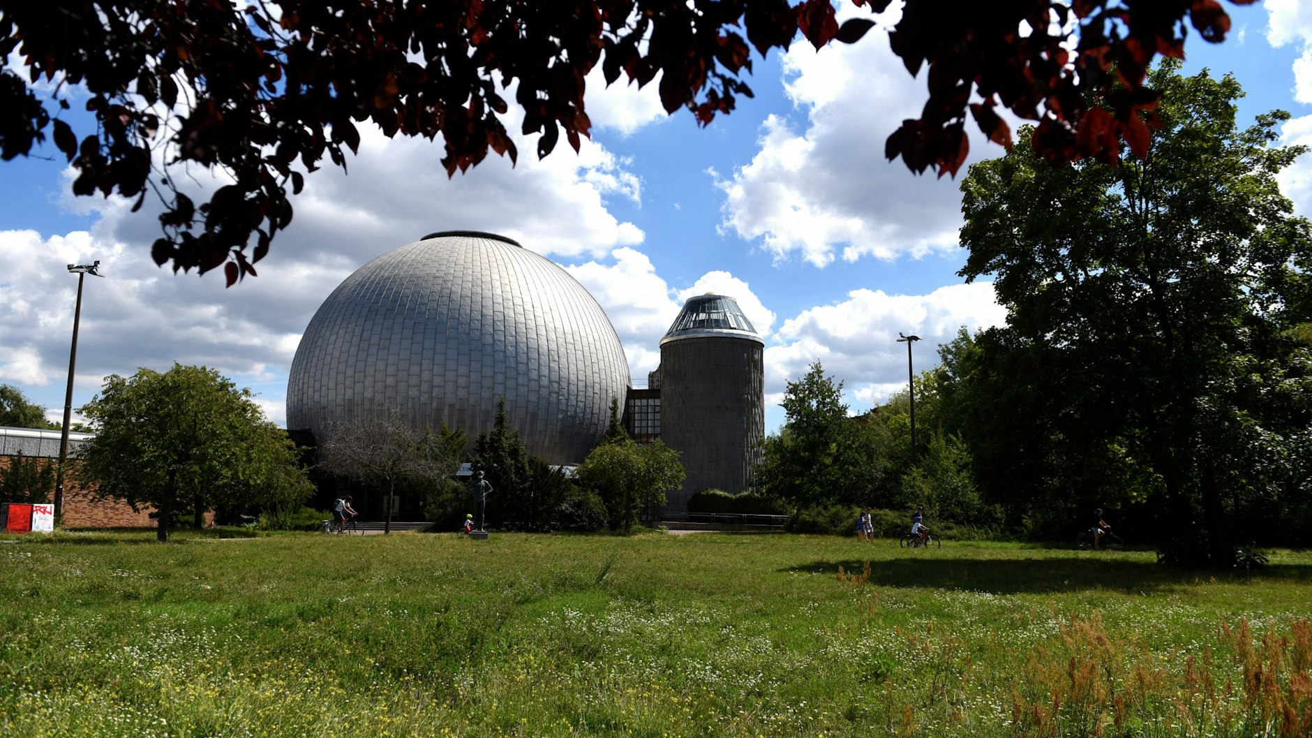 Das Zeiss-Planetarium an der Prenzlauer Allee ist einer der letzten Repräsentationsbauten der DDR. Pankows Bezirksstadtrat Kuhn empfiehlt die Wiese davor als Open-Air-Fläche. <br><br>