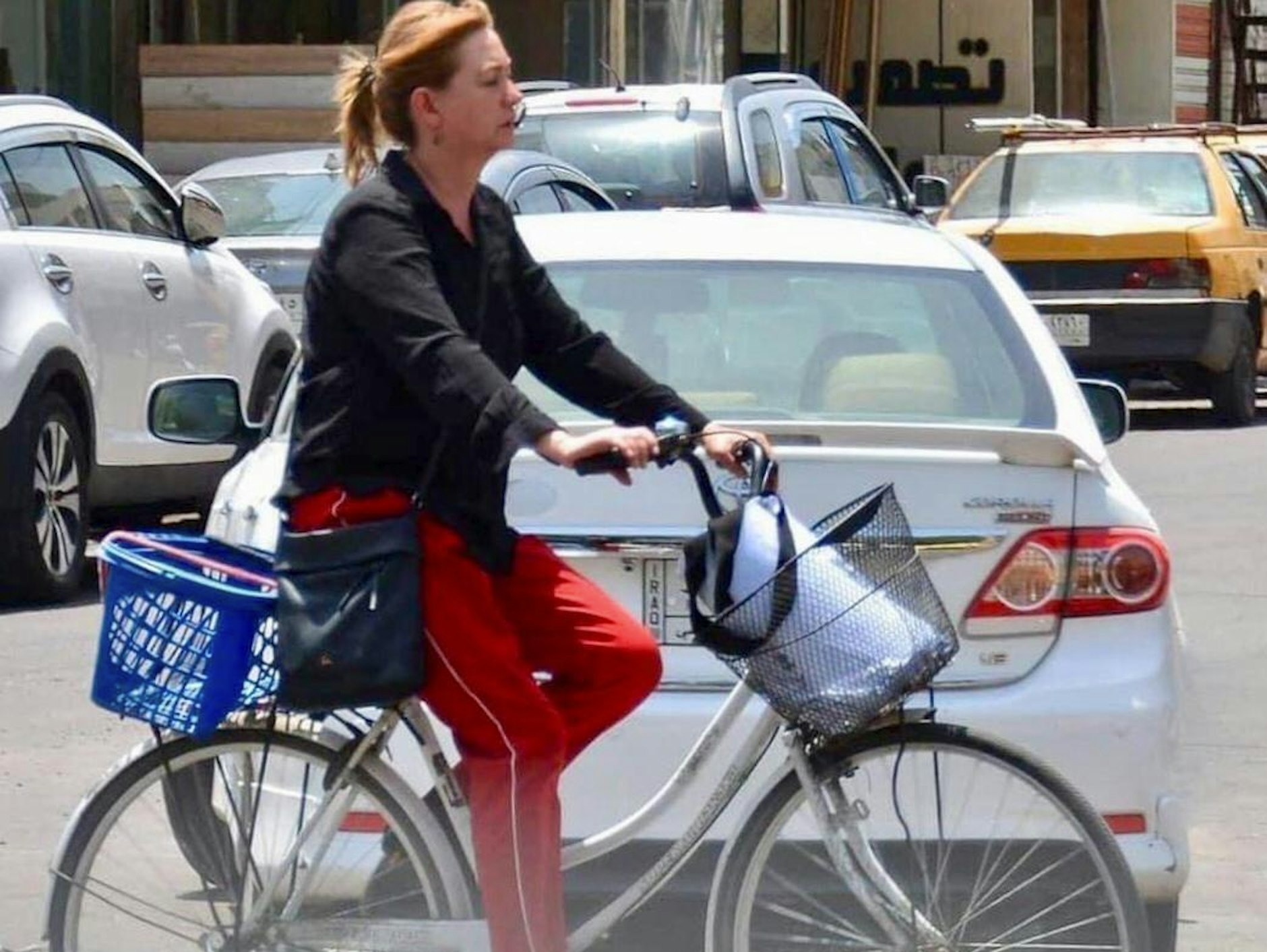 Hella Mewis in Bagdad auf dem Fahrrad - ein überaus ungewöhnlicher Anblick in der irakischen Hauptstadt.