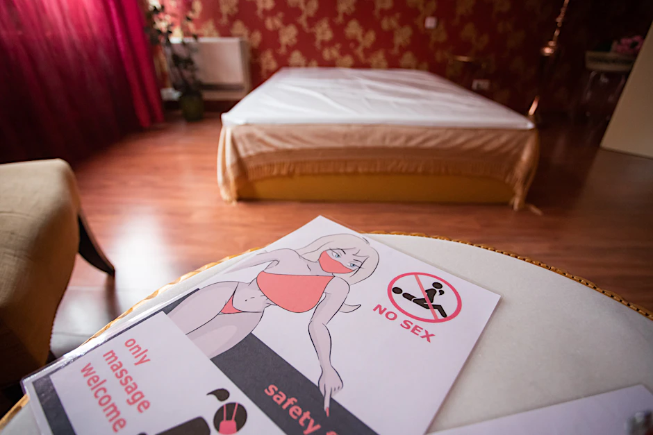 Ein Flyer mit der Aufschrift „No Sex, only massage welcome, safety first“ liegt auf einem Tisch in einem Arbeitszimmer eines Bordells.&nbsp;