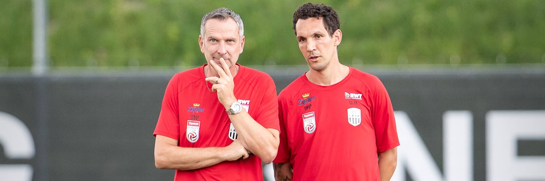 LASK-Trainer Dominik Thalhammer im Gespräch mit seinem neuen Co-Trainer Emanuel Pogatetz (r.).