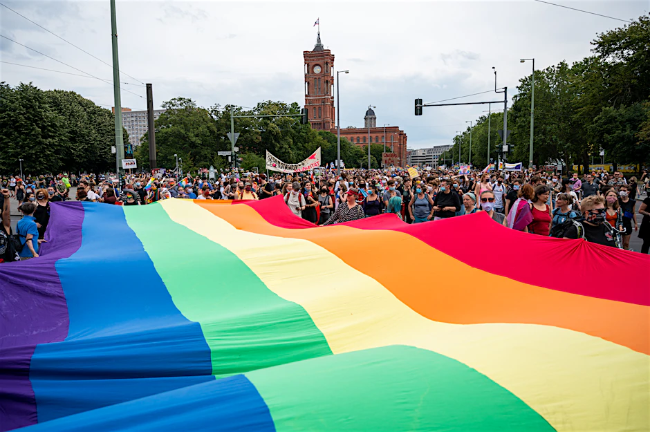 Teilnehmer beim Dyke Marsch mit einer großen Regenbogenflagge (25.7.2020).