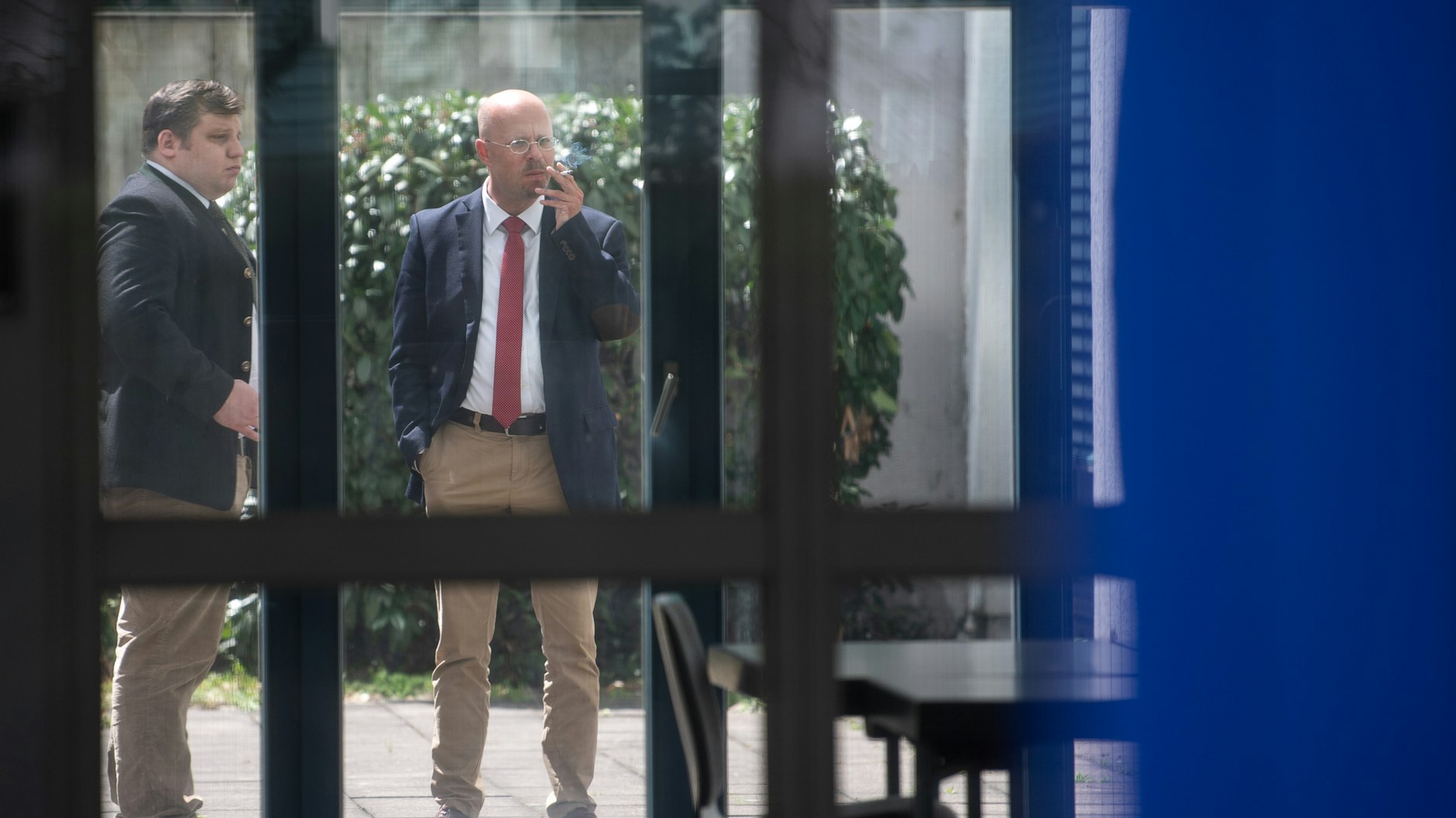 Andreas Kalbitz (r), AfD-Fraktionschef im Brandenburger Landtag, raucht während einer mündlichen Verhandlung des AfD-Bundesschiedsgerichts zur Frage, ob er rechtmäßig Mitglied der Partei ist oder nicht.&nbsp;