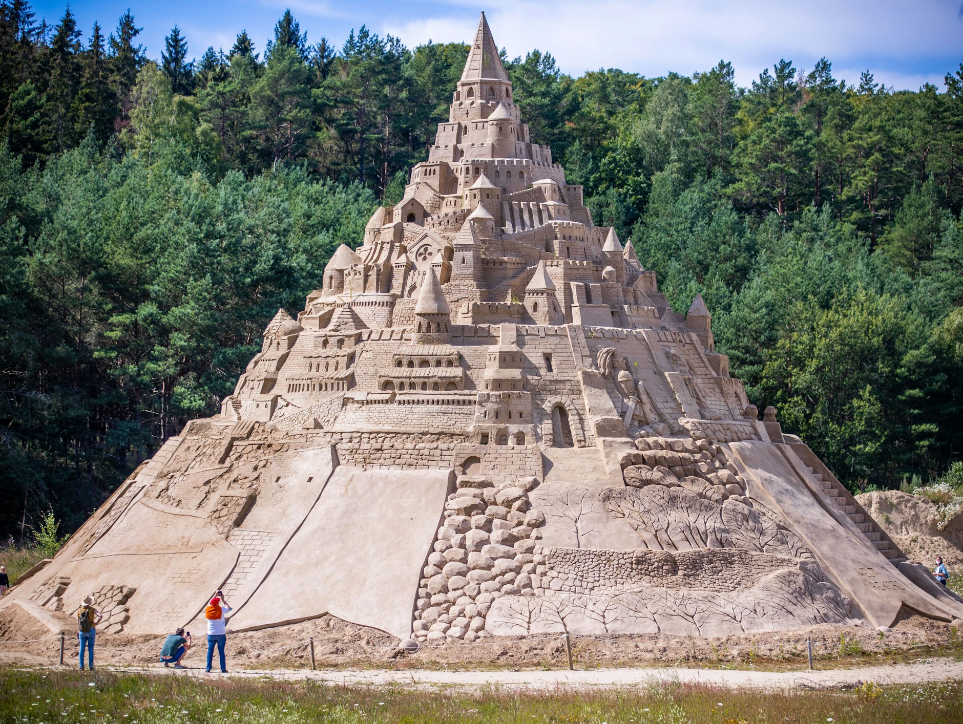 Die höchste Sandburg der Welt steht beim Sandskulpturen-Festival auf der Ostseeinsel Rügen. Mit 17,66 Metern erzielt das Sandbauwerk den neuen Weltrekord.&nbsp;
