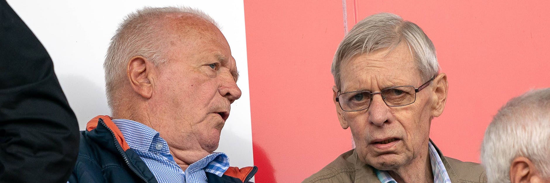 Hallenser unter sich: Klaus Urbanczyk (l.) beim Tribünen-Plausch mit Bernd Bransch.