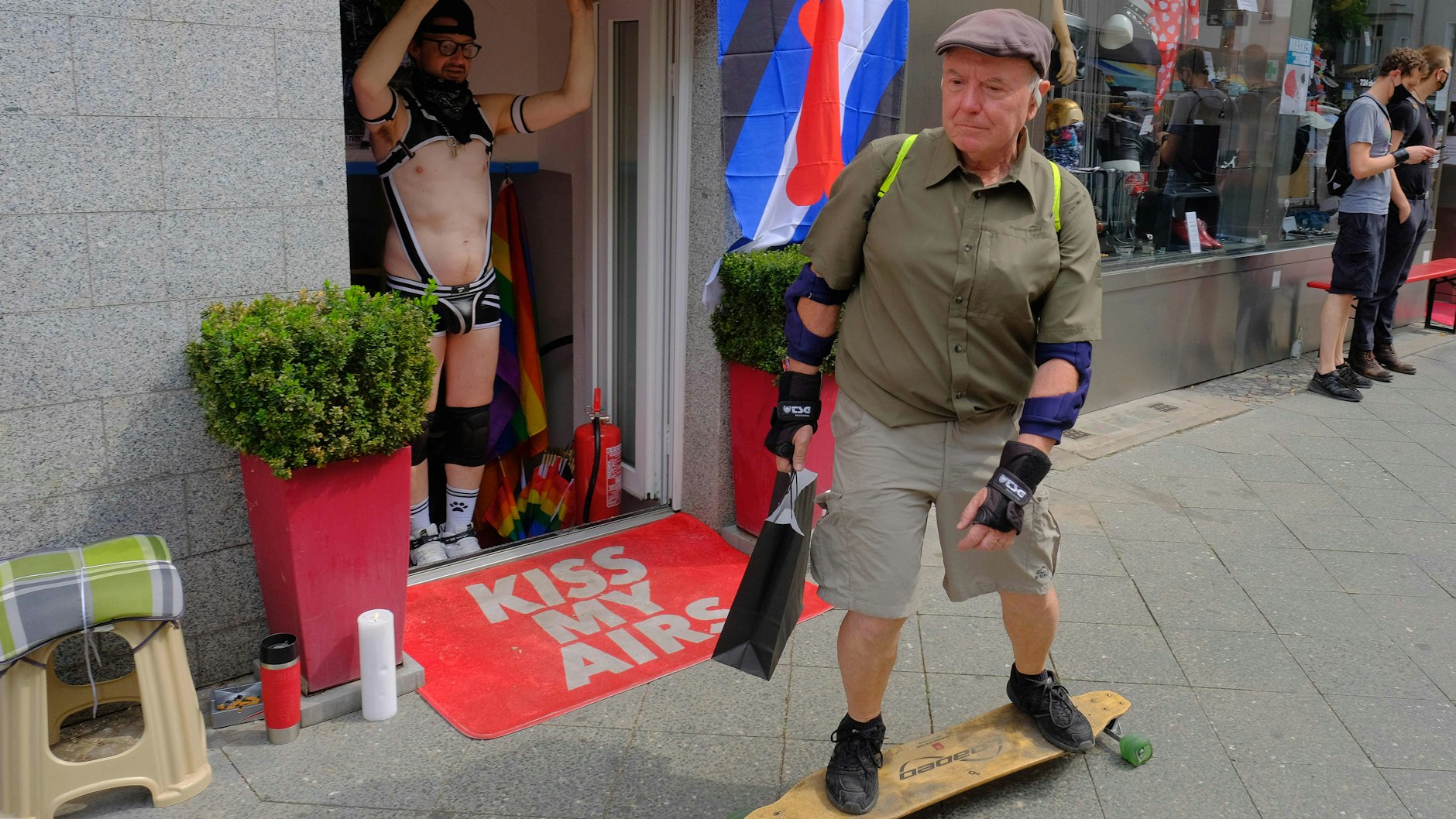 Flott auf Rollen: Auch dieser Besucher wurde an der CSD-Bühne in der Motzstraße gesichtet.