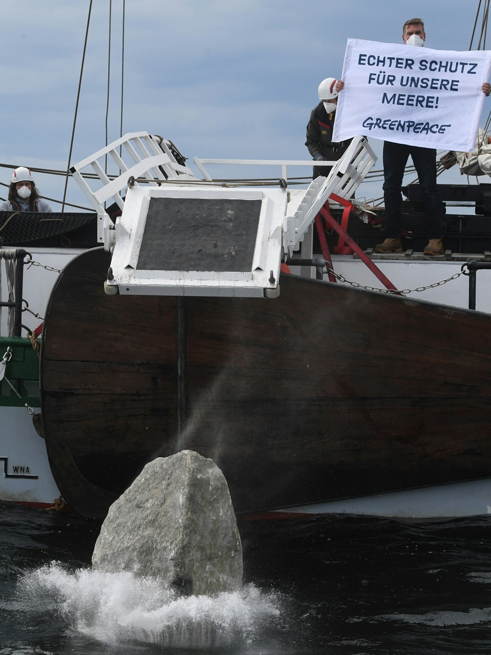 Mit der Aktion im Meeresschutzgebiet Adlergrund wollen die Umweltschützer verhindern, dass der Boden von Fischern mit Schleppnetzen „durchpflügt“ wird.
