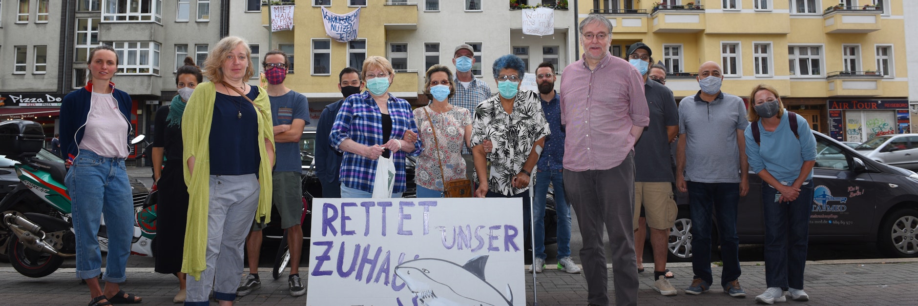 Transparente hängen aus den Fenstern und das Plakat ist auch schon fertig: Die Mieter der Luxemburger Straße 31 machen sich warm für die Demo am 4. August.